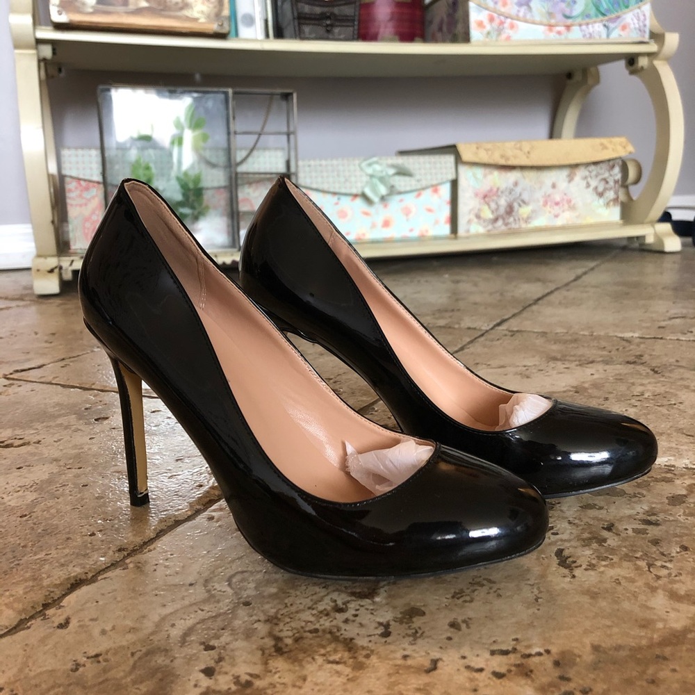 Chris-T Round Toe Black Patent Pumps